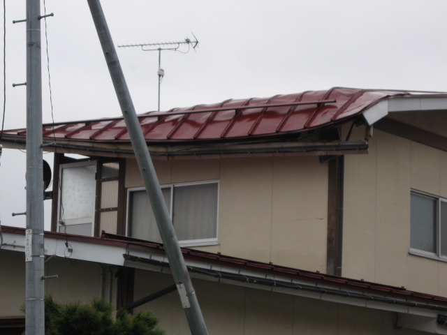 屋根前